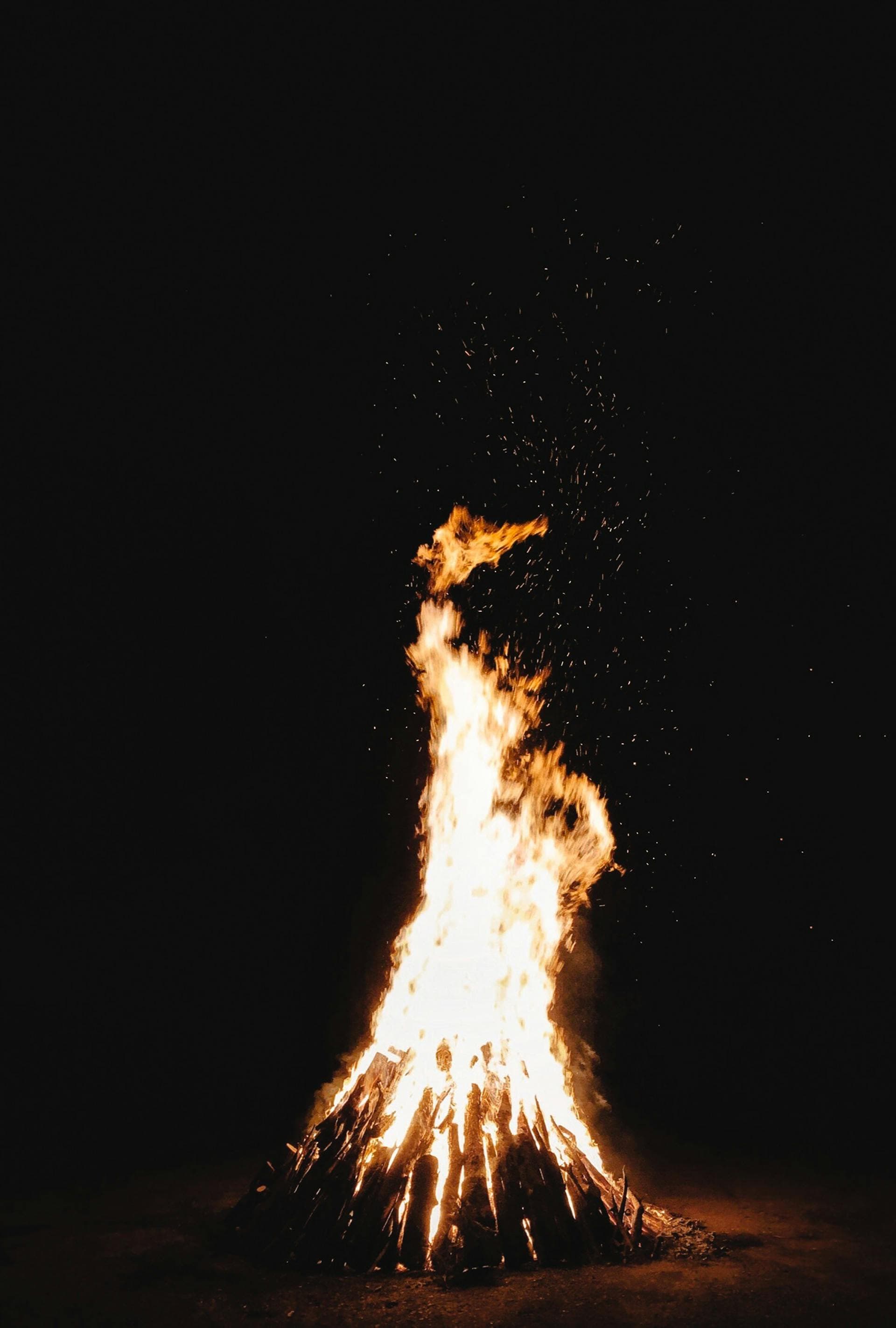 Fogata encendida creando un ambiente cálido y acogedor en la noche
